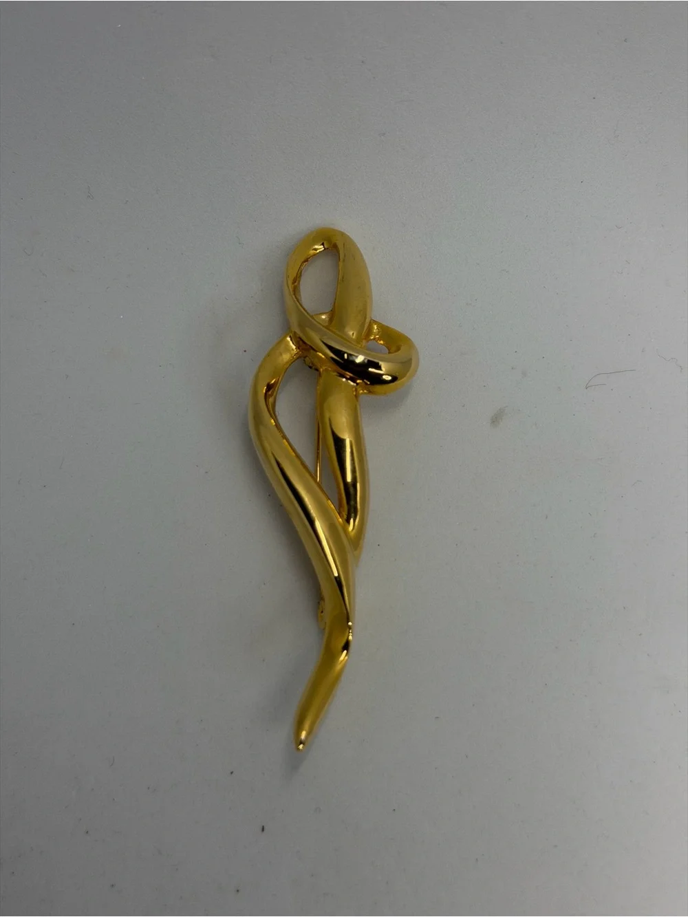 Gold Tone Sculptural Ribbon Brooch - Elegant Womens Jewelry